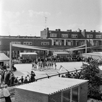 126366 Afbeelding van de officiële opening van de rolschaatsbaan aan de Kenaustraat te Utrecht, ter gelegenheid waarvan ...